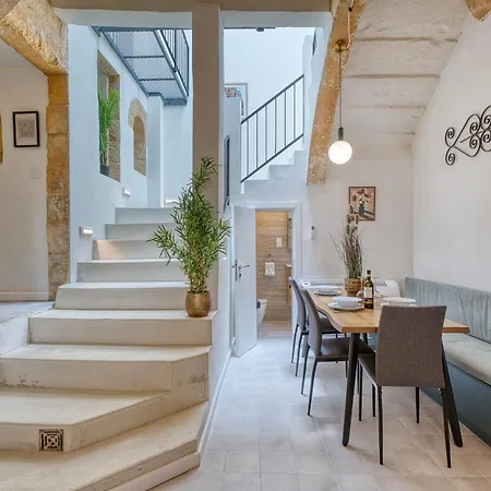 Hébergement de vacances Exquisitely Restored 16th Century House In